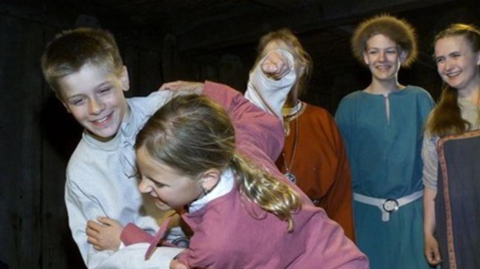 Der er masser af børn og unge med i Fyrkatspillets opsætninger, og det har fået amatørteaterforeningen til at byde ind med tilbud om at lave teateruddannelse for børn og unge. Arkivfoto