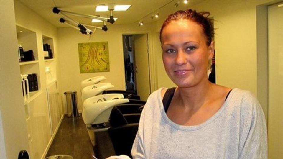 Pernille Kristensen er tilbage på sin vante plads hos salon Mr. & Mrs. i Storegade i Thisted efter en forrygende dag som frisør sammen med Helena Odgaard på modeugen i København. Foto: P. E. Tarp