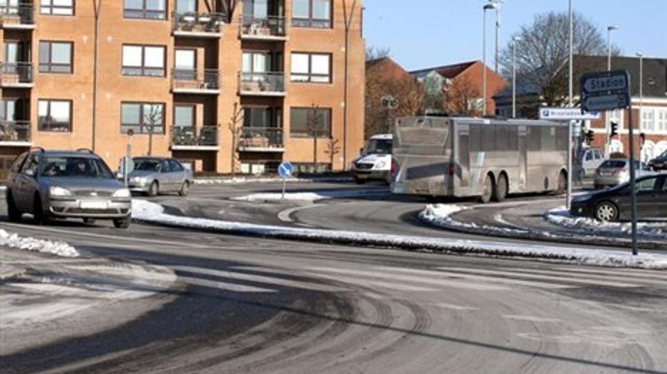 På grund af det tørre vejr, ligger der en del restsalt på vejene. Det kan man for eksempel se på bilerne, som får en hvidlig belægning. ?Foto: Henrik Louis