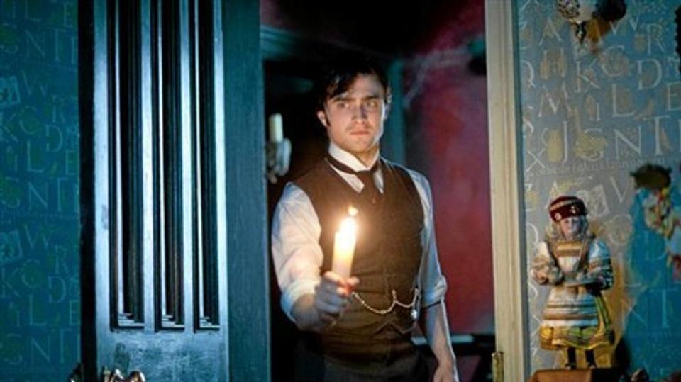 Harry Potter-skuespilleren Daniel Radcliffe jagter skygger i det skumle Eel Marsh House. Foto fra filmen