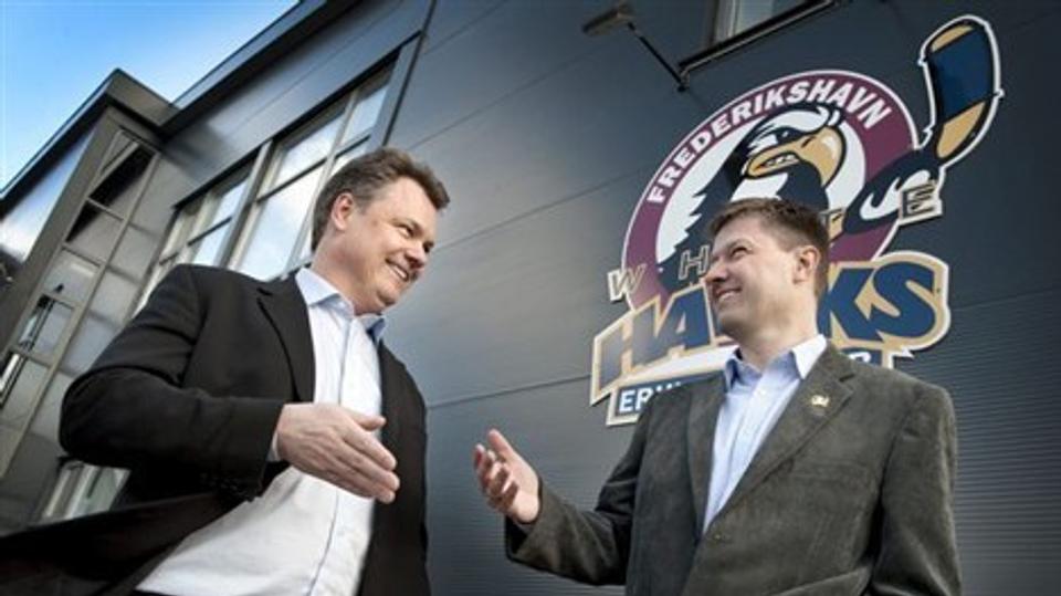 Direktør Henrik Andersen og træner Lars Ivarsson glæder sig over at kunne disponere over et svensk stortalent.