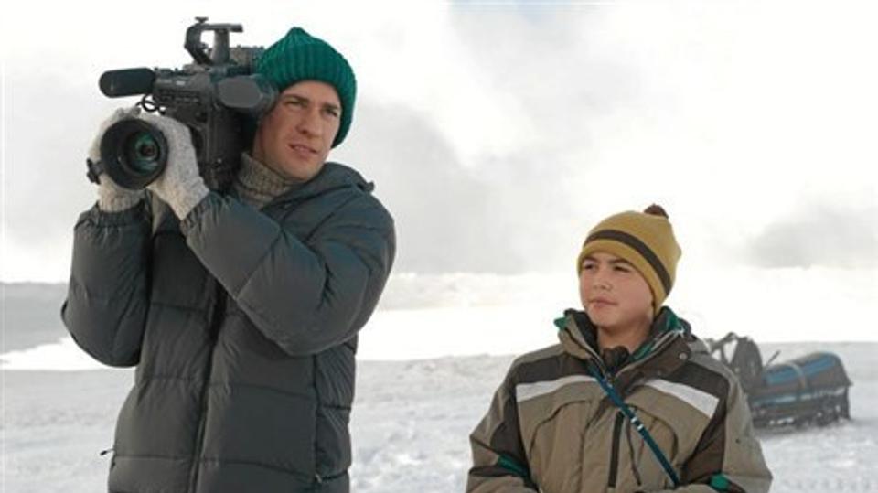 Tv-reporter Adam (John Krasinski) får lidt af et tv-gennembrud, da han fanger tre indefrosne gråhvaler i en våge. Det er hans uundværlige hjælper Nathan (Ahmaogak Sweeney) ved hans side.