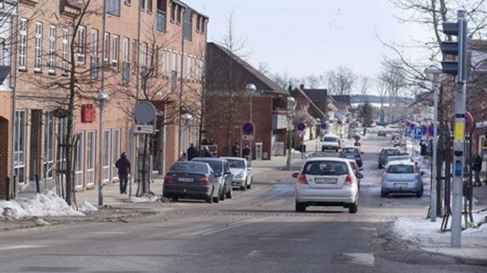 Et flertal i teknik- og miljøudvalget ønsker en harmonisering af kravene til antal parkeringspladser i forhold til boliger i Jernbanegade i Støvring. Arkivfoto: Grete Dahl