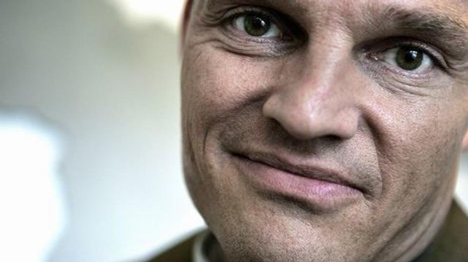 Mens Stein Bagger sidder bag tremmer, blev hans smykker torsdag solgt på auktion - til millioner af kroner. Arkivfoto