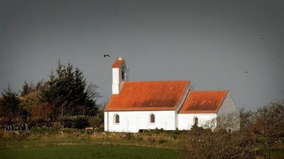 En planlagt husstandsmølle i Kallerup vil stå 230 meter fra Kallerup Kirke - altså inden for den såkaldte kirkebyggelinje på 300 meter.Arkivfoto