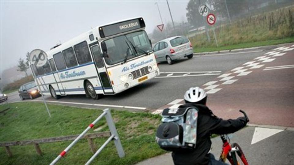 Helt godt har det aldrig fungeret ved stikrydsningen over Stadionvej. I 2007 pegede politiet på, at der var problemer, fordi de hårde trafikanter var for "bløde". De holdt tilbage ved krydsningen og skabte dermed trafikpropper helt ud på Alsvej.Arkiv