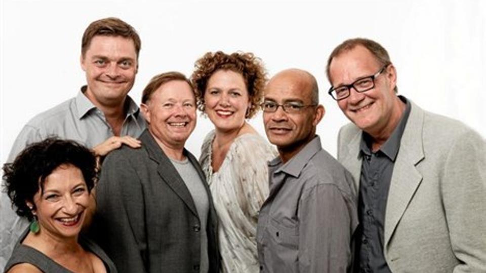 Revyholdet 2012 er på plads. Ina-Miriam Rosenbaum, Tom Jensen, Jesper Asholt, Lone Rødbroe, Donald Andersen og kapelmester Henrik "Baloo" Andersen.PR-foto: Anders Hjerming