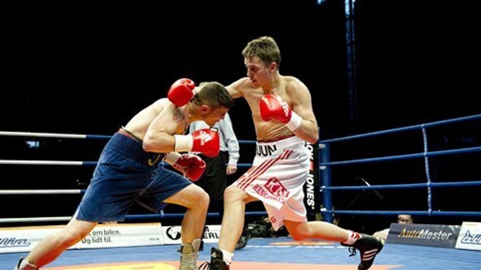 Kasper Bruun (th.) skal bokse en af de professionelle kampe ved DM-stævnet.  Foto: Scanpix