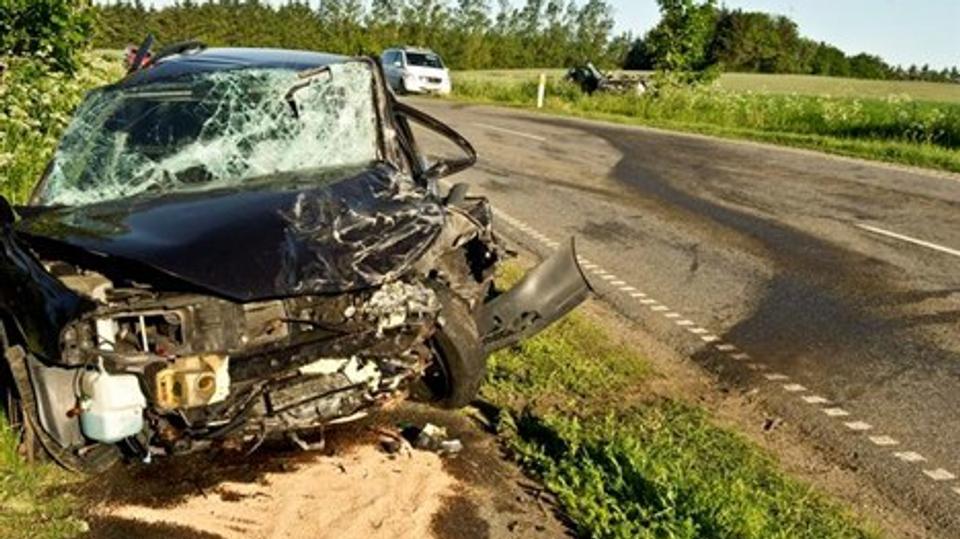 En 22-årig mand havde ikke noget kørekort, var alkoholpåvirket og kørte i en stjålet varevogn, da han på Hjørringvej ved Østervrå kom over i den forkerte vejbane en tidlig morgen i juni. Det førte til et voldsomt sammenstød med en jævnaldrende mand f