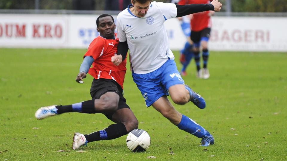 Thisteds Kingsley Mojo i kamp om bolden med KH’s Søren Gregersen. Foto: Diana Holm <i>diana.holm@nordjyske.dk</i>