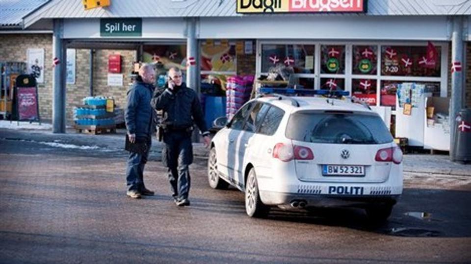 Politiet er formentlig kommet et skridt nærmere opklaringen af røveriet i Dagli'Brugsen i Suldrup fredag, efter at retten i Aalborg har varetægtsfængslet en 18-årig mand, som sigtes for røveriet. Foto: Torben Hansen
