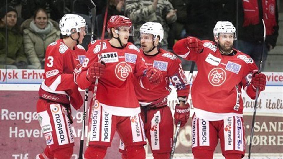 Glæde hos AaB's spillere efter scoringen til 1-0 af Robin Bergman (i midten). Foto: Torben Hansen