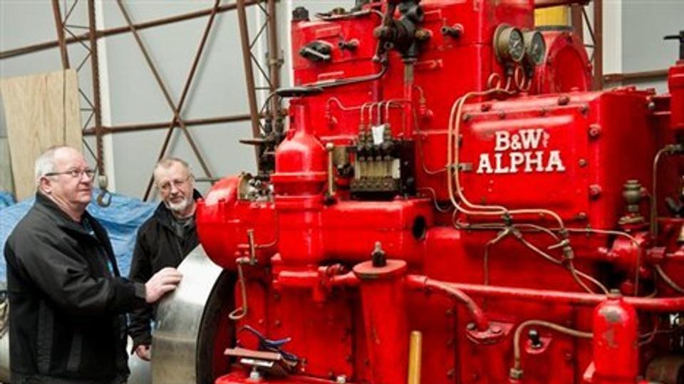 Bent Hansen, tidligere maskinarbejder på Ørskov og Danyard, og Tage Nielsen, gennem mange år rejsemontør på B&W Alpha Diesel, har været med til at at renovere den gamle Alpha to-taktmotor.