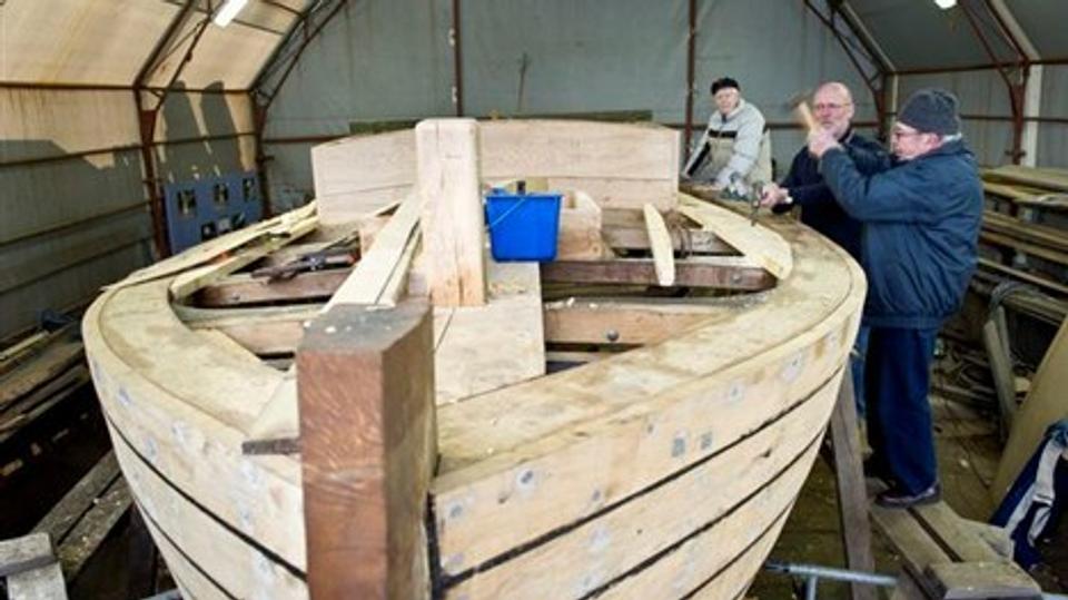 "Gnisten" er en lodsbåd, bygget 1926. Skibstømrer Vagn Randrup (t. v.) er 87 år og har været med til at renovere fartøjet. Nu har han overladt sidste del af opgaven til yngre kræfter - bl. a. snedker Knud Erik Andersen (t. h.) og "eleven" Kurt Thomse