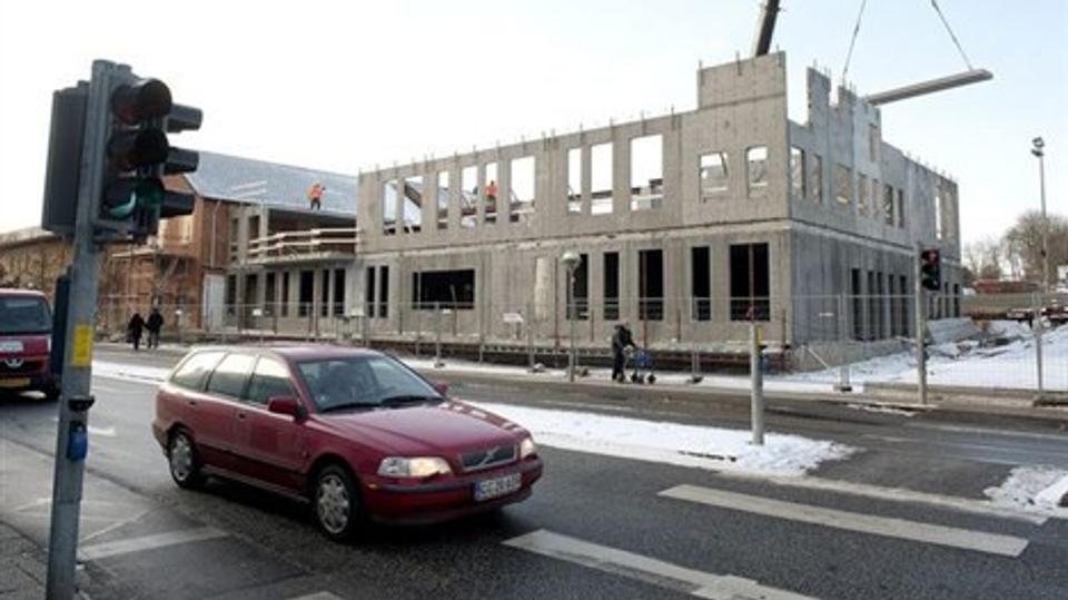 I øjeblikket bliver dæk- og vægelementerne til udvidelsen af Bavnebakkeskolen på hjørnet af Viborgvej/Hobrovej i Støvring monteret. Foto: Lars Pauli