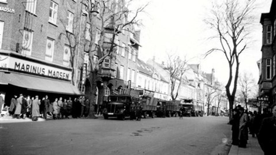 Tyskernes hovedkvarter i Østergade. Lastvogne fra Baukolonne 228 ( Flensborg ) læsset med barakdele i Østergade 21/4-1940. Kilde: Museumscenter Hanstholm
