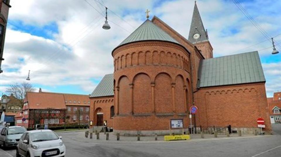 Vor Frue Kirkes omgivelser, som de fremstår i dag. Det er blandt andet et ønske om en mere fredfyldt kirkeplads, der er udgangspunkt for de nye planer for stedet. Det skal således være slut med bilkørsel og parkering i Arkivstræde.