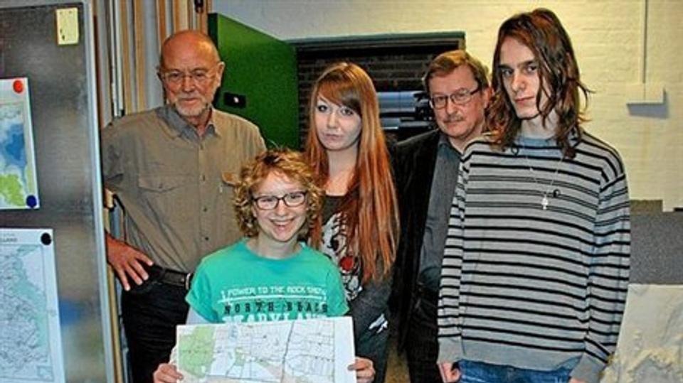 Julie Kjær Jensen, Katrine Marie Overgaard og Fredrik Dausel fra 2.a samt lektor i geografi Georg Harmsen og rektor Per Beck står med bronzemodellen af Klim Bjerg. Privatfoto.