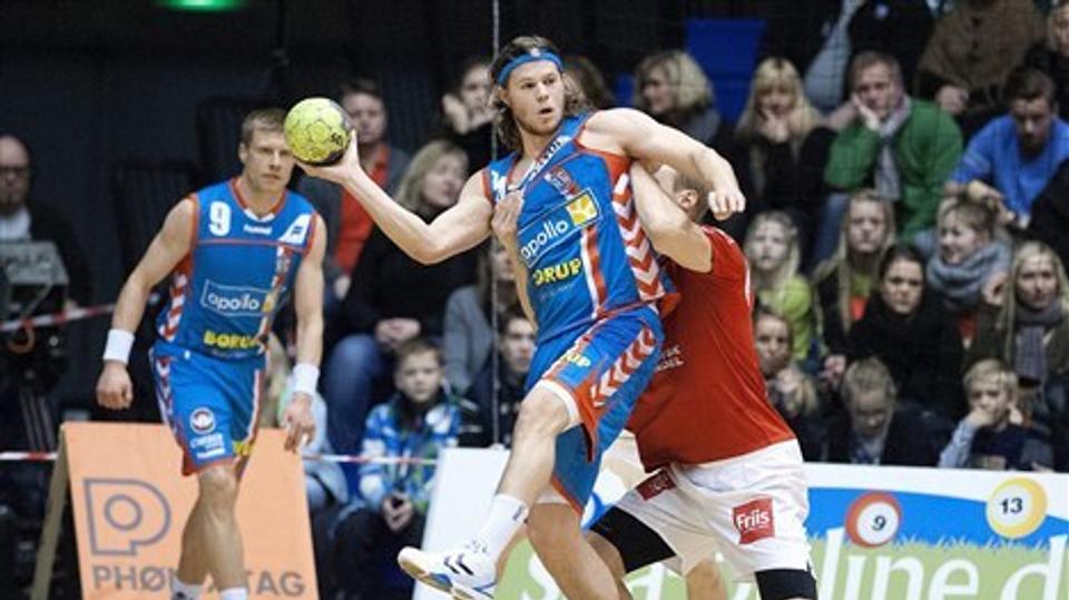 Mikkel Hansen - her i aktion mod Aalborg Håndbold i Ligaen - kan sammen med de øvrige AG København-spillere se frem til støtte fra flere end 21.000 tilskuere i Parken fredag aften i den første kvartfinale i Champions League.
Foto: Torben Hansen.