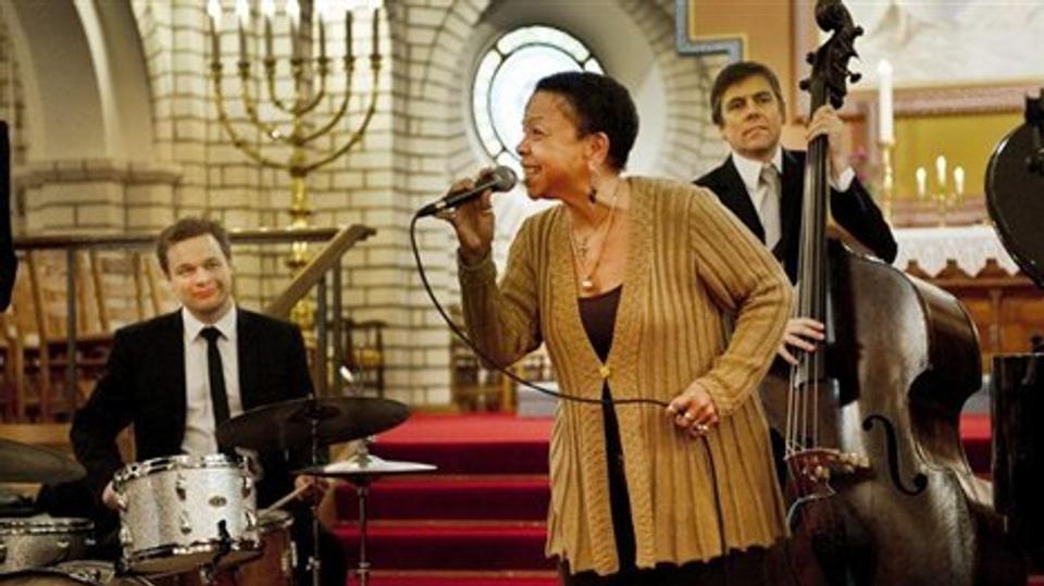 Lillian Boutte med orkester i Frederikshavn Kirke. Til venstre trommeslageren Espen Laub von Lilienskjold. Foto: Carl Th. Poulsen