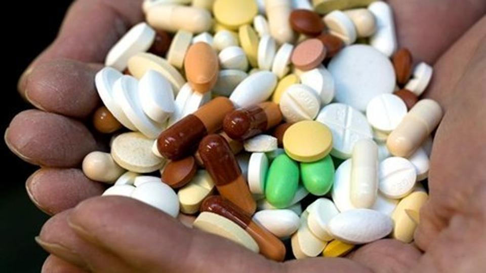 Det er uoverskueligt for mange ældre at tage den rigtige medicin. Derfor får de hjælp fra en hjemmesygeplejerske. Nu har de ældre i distrikt øst i Hjørring Kommune fået at vide, at de selv skal komme til sygeplejersken. Arkivfoto: Per Kolind