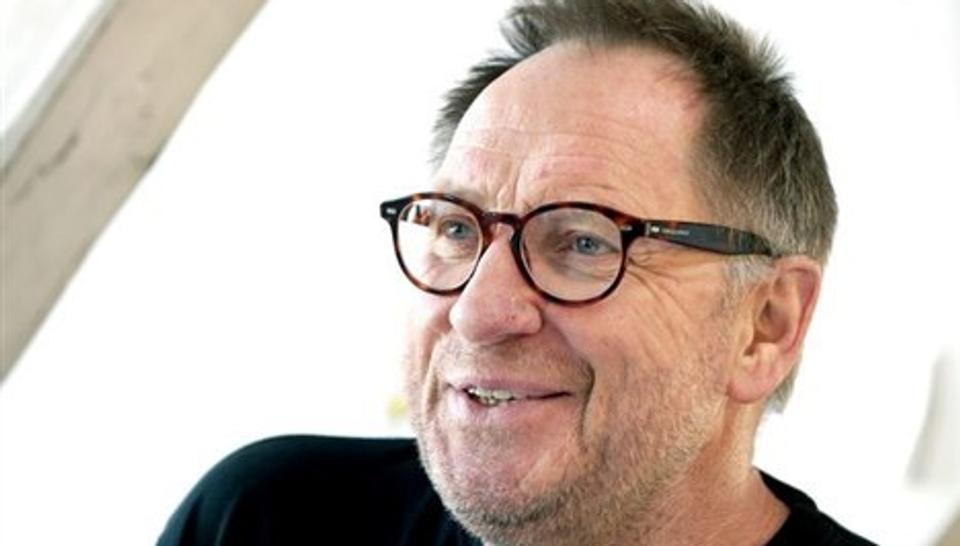 Arkitekt Jørgen Ussing har grund til at smile, idet hans tegnestue i Løkken har fremgang.
Foto: Henrik Louis
