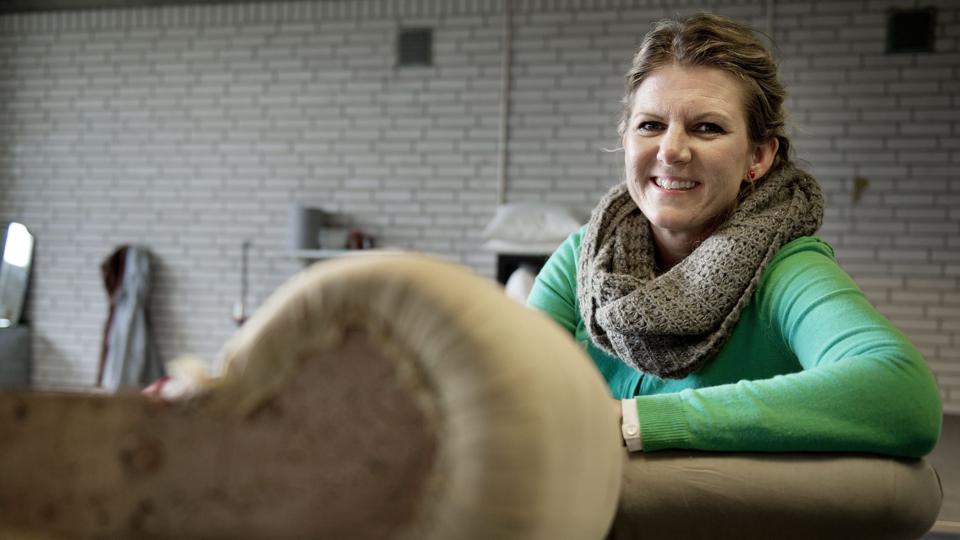 Pernille Rosenberg har åbnet en møbelpolstrer-forretning, som kaldes Møbelværkstedet, på Rebslagervej i Aalborg. Foto: Henrik Bo <i>Foto: Henrik Bo</i>
