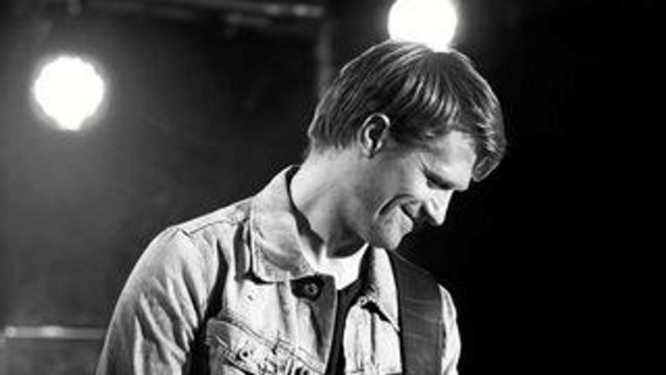 Claus Hassing ligner og lyder som Bryan Adams: - Jeg kunne godt have valgt at trykke den af med et Bryan Adams-nummer i Voice. Men jeg valgte at fortolke et Queen-nummer og prøve at gøre det til mit eget. Jeg ville jo også gerne udfordre mig selv, si