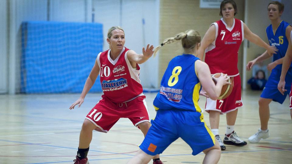 Charlotte Simonsen i rød trøje med nummer ti lavede otte point for Sæby BBC i premieren.Foto: Bente Poder <i>Bente Poder</i>