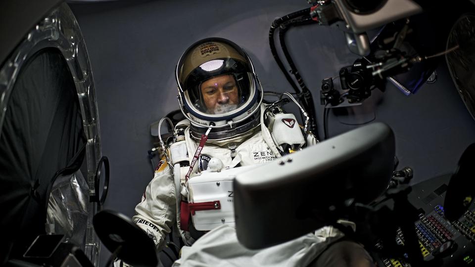 Østrigeren Felix Baumgartner forsøger at springe ud i faldskærm i 36 kilometers højde og bryde lydmuren på vejen ned. Foto: Scanpix <i>Scanpix Denmark</i>