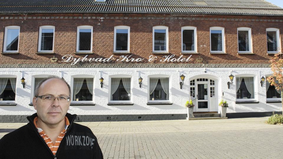 János Hegedüs har bekostet en gennemgribende renovering af Dybvad Kro. For eksempel er alle vinduer i bygningen blev udskiftet og erstattet af nye, mens hele facaden har fået en tur, så kroen i dag fremstår lige så flot, som den gjorde i sin storhedstid.Foto: Peter Broen <i>Peter Broen</i>