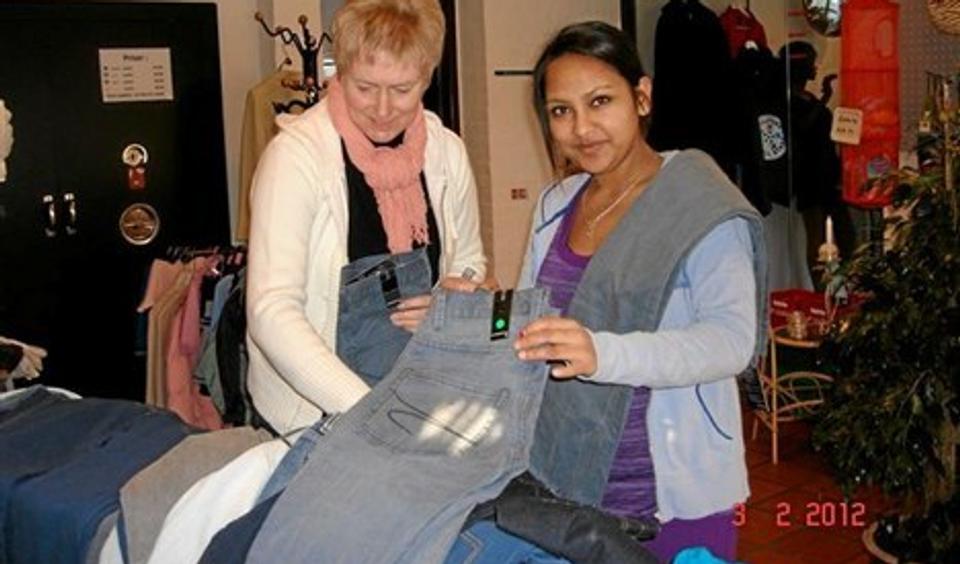 Yalisha Ghatani er en af de unge, der har meldt sig som hjælper i Genbrugsbanken, hvor også Anette Mølgaard er aktiv.
