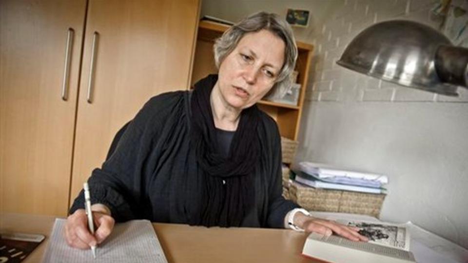 Ingeborg Sebbelin skriver mest i hånden - og altid med blyant - til at begynde med, for så kan hun også brede siderne ud undervejs og få et bedre overblik. Hun har fået indrettet et arbejdsrum nede i en krog af det kringlede hus, hvor hun kan være i