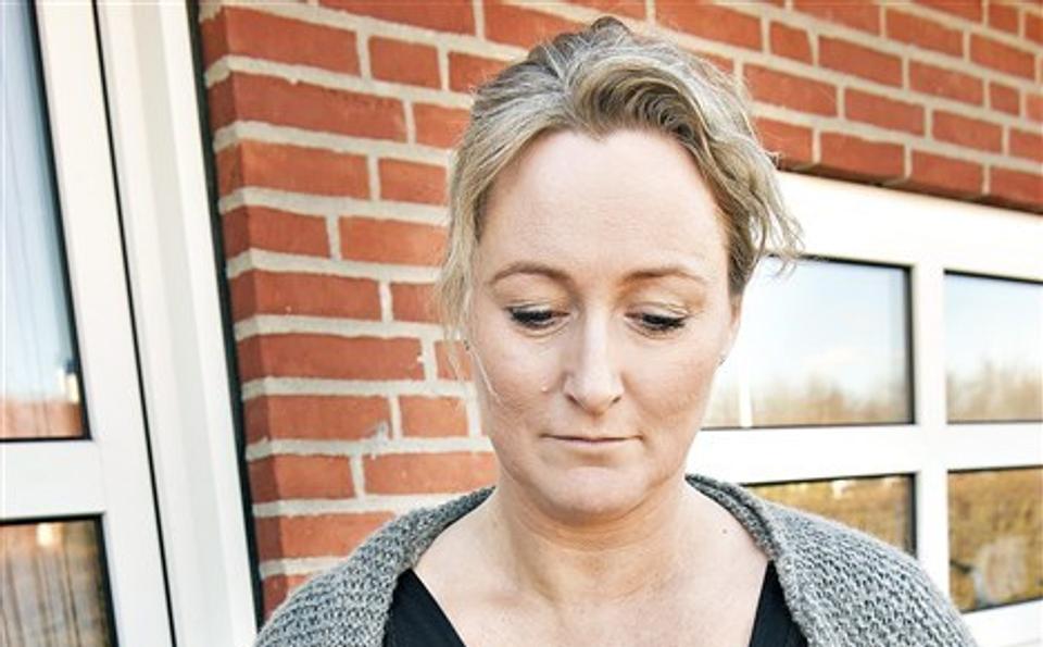 - Heldigivs var det mig, der fandt den, siger Jane Palsgaard om sin kat Snebold, der blev dræbt af skud fra et luftgevær. Det har taget hårdt på hendes to døtre. Foto: Claus Søndberg