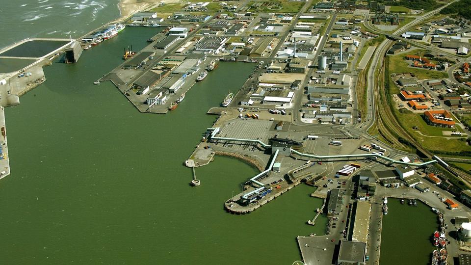 Hirtshals Havn vil gerne opføre fire store vindmøller i det nye landområde, der kommer, når havnen får lov til at realisere en planlagt udvidelse mod øst. På luftfotoet ses en del af arealet i øverste venstre hjørne. Arkivfoto: Kurt Bering <i>Pressefotograf Kurt Bering</i>