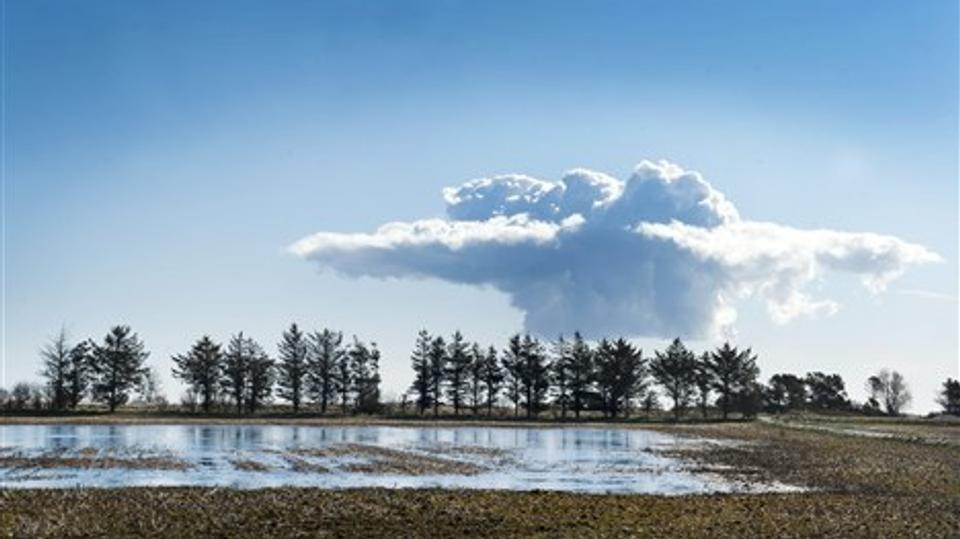 En enorm paddehattelignende sky kunne i går ses ved Lyngså, hvor den dækkede himmelhvælvet over Østvendsyssel. Foto: Hans Ravn