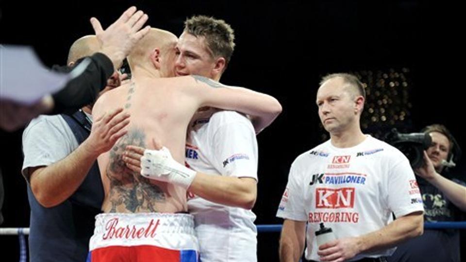Søren Larsen, th. er med i den nye boksestald, hvor Kasper Bruun, nummer to fra højre, skal bokse. Foto: Michael Koch