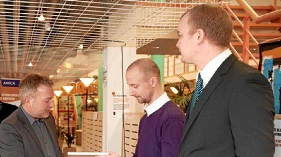 Christian Hald Madsen (i midten) og Magnus Høgh fra deres priser overrakt af Jørgen E. Sørensen.