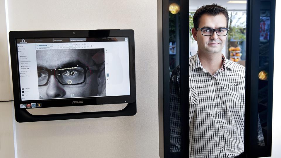 Henrik Andersen ved maskinen, der ved hjælp af et avanceret 3D system kan lave en præcis og individuel måling af kundens øjne. Foto Lars Pauli <i>Lars Pauli</i>