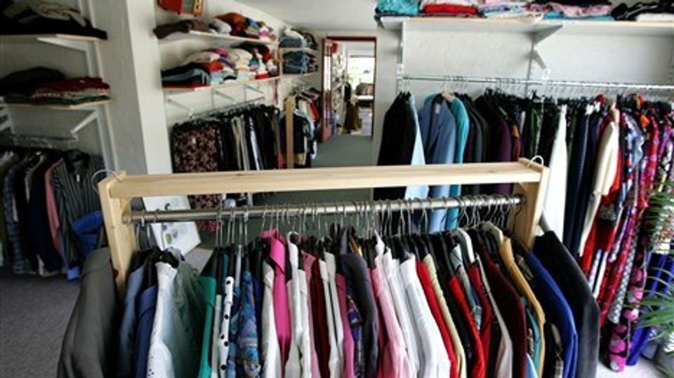 Genbrugsbutikker sender hvert år mange hundrede ton tøj til forbrænding. Arkivfoto