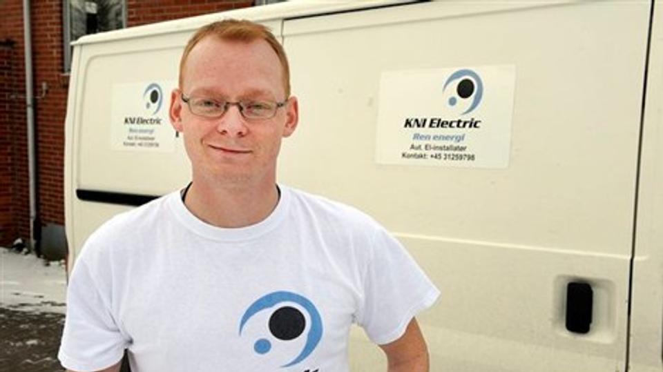 31-årige Kasper Hjetting Nielsen har netop bestået sin eksamen som installatør, og vil nu etablere sig med sin egen installatørforretning KNI Electric Grøn Energi med firmaadresse Silstrupvej 68.Foto: Peter Mørk