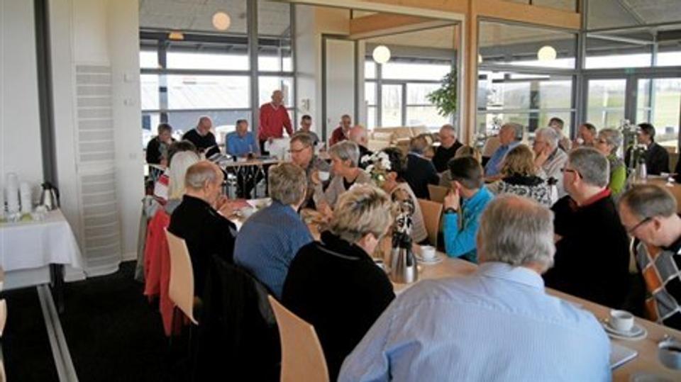 Generalforsamlingen blev afviklet i golfklubbens restaurant med udsigt til golfbaneanlægget. Privatfoto