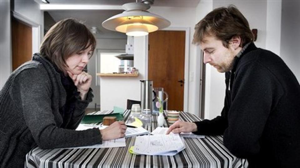 Louise og Jens Peter Mogensen studerer planerne for byggeriet på deres vej. Begge er som de øvrige beboere i området, stærkt bekymrede. 
Foto: Lars Pauli