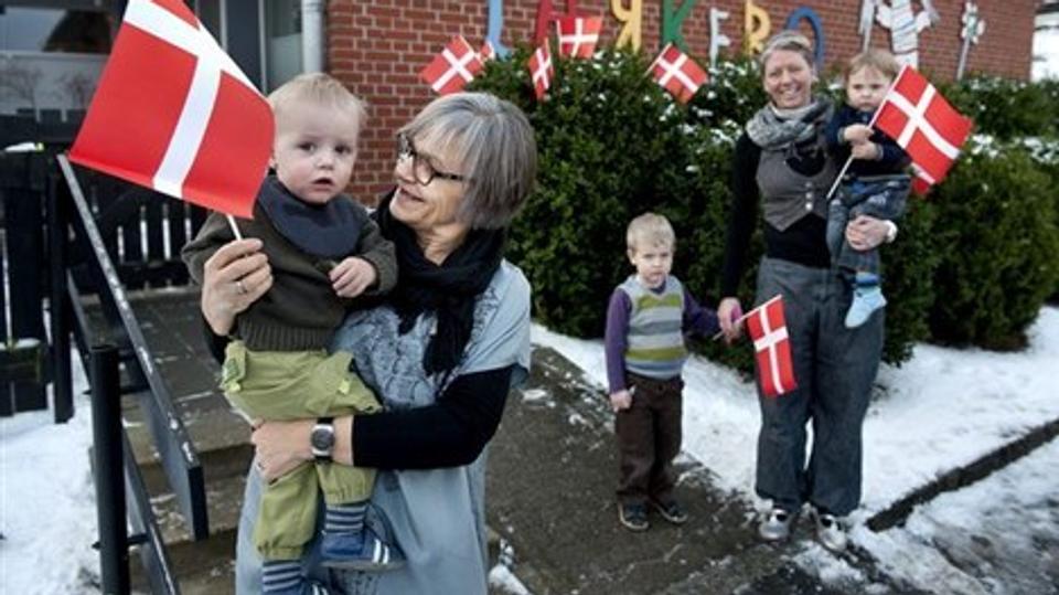 Daginstitution Lærkebo i Mariager fejrede i går 25 års jubilæum for sin vuggestuegruppe. Her tager leder Karen Christensen imod med Andreas Medom Madsen på armen. I baggrunden vuggestuepædagog Karina Skødt Vinther med William Hein Larsen på armen og