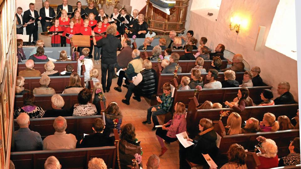 Kirken i Jerslev var fyldt - 309 deltog i gudstjenesten, hvor korene medvirkede.	Privatfoto