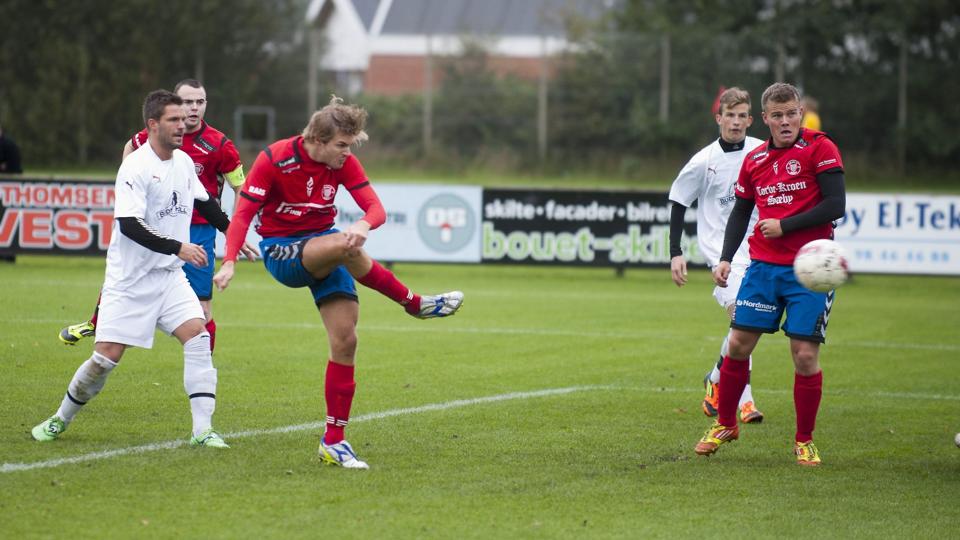 Skjold Sæby i røde trøjer forsøger sig i opgøret i Jyllandsserien mod Hjørring IF.Foto: Hans Ravn <i>Hans Ravn</i>