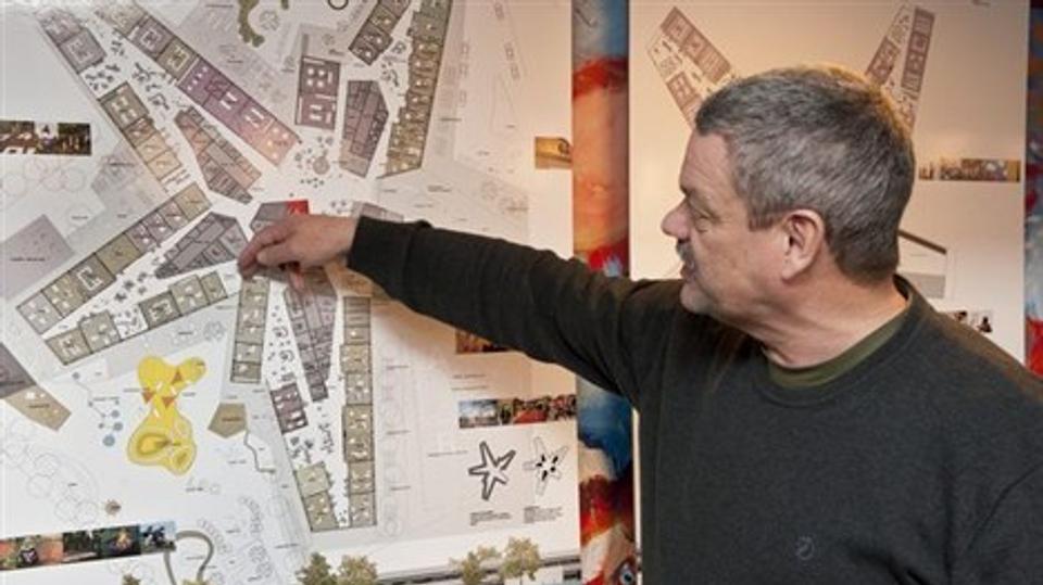 Alle på Hånbækskolen kan se tegningerne af det byggeri, der om et års tid bliver deres nye skole. Skoleleder på Hånbækskolen, Jens-Ole Kjeller Petersen, er med til at planlægge overgangshalvåret og den endelige indflytning. Han ved, at han skal med p