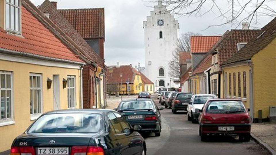 Videnskaben slår fast hvad kun de færreste mænd troede. Kvinder parkerer bedre end mænd. Arkivfoto Peter Broen
