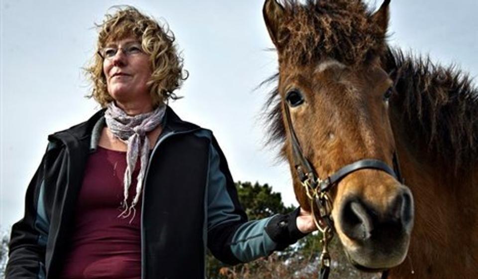 Jette Kaldahl og Isak - de har forbud mod ridning gennem mosen.