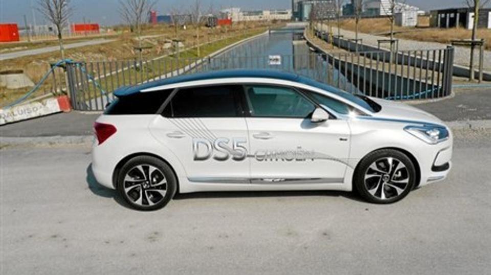 Hybrid-drift koster plads i bagagerummet. Det problem er Citroën ikke alene om, men som de første kan Citroën sammen med Peugeot tilbyde diesel i samspil med hybrid-drift. DS5 kan trille op til 4 km på strøm, før motoren hjælper til.